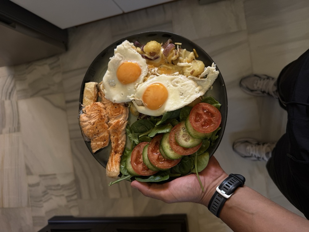 Plato real de Ismael: huevos, salmón y ensalada